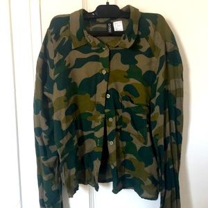 H & M camo Shirt with sleeves